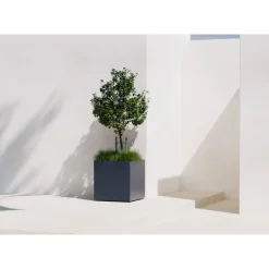 Fioriera Cubo PLANTER CUBE 70 in Metallo colore Antracite 70x70x70 cm-Herstera