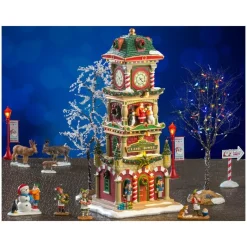 The Village Square Clock Tower Set con Alimentatore 4.5V Cod. 56673-Lemax Hot